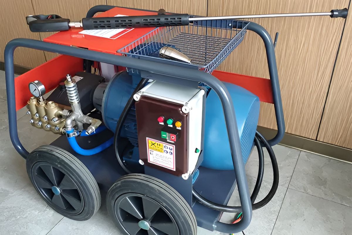 High-pressure jetting equipment used for water tank cleaning